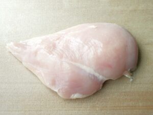 皮を取り除いた鶏むね肉。バンバンジー風の下ごしらえ工程