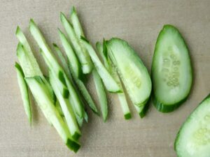 きゅうりを千切りにしているところ。バンバンジー風に添える野菜の準備