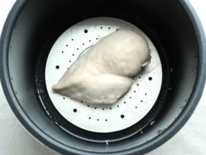 蒸し上がった鶏むね肉が内釜に入った状態