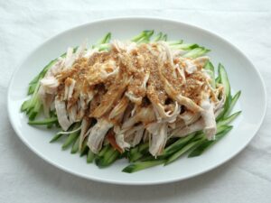 千切りきゅうりの上に蒸し鶏を盛り付け、中華だれをかけたバンバンジー風の完成料理