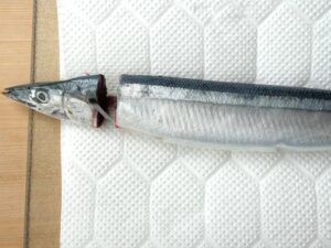 頭を落とした生さんま。電気圧力鍋で中華風味噌煮にする下ごしらえ工程