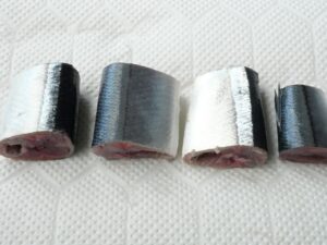 内臓を取り除き、きれいに洗った筒切りのさんま。料理に使う準備が整った状態