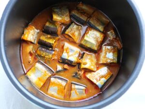 圧力調理を終えたさんまの中華風味噌煮。電気圧力鍋の中でやわらかく煮上がっている