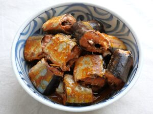 器に盛り付けられた、さんまの中華風味噌煮。身がふっくらしていて煮汁がしみた仕上がり