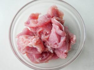 食べやすい大きさに切った豚肉。甘辛煮の下ごしらえ工程