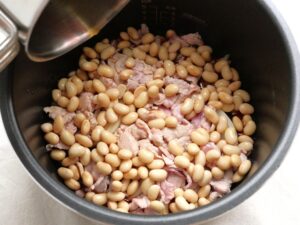 水・酒・醤油・砂糖・みりんの煮汁を注いだ電気圧力鍋の内釜