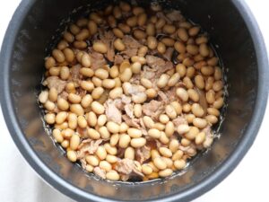 圧力調理を終えてやわらかく煮えた豚肉と大豆。電気圧力鍋の内釜の中