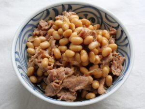 器に盛り付けた豚肉と大豆の甘辛煮。甘辛味がしみ込んだ仕上がり