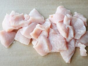 皮を取り除き、一口大のそぎ切りにした鶏むね肉
