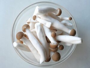 石突きを切り落として小房に分けたしめじ。電気圧力鍋で調理する前の下ごしらえ