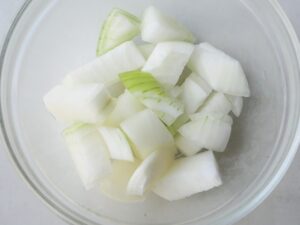 角切りにした玉ねぎ。鶏むね肉とさつまいものクリーム煮の具材