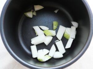 電気圧力鍋の内釜に角切り玉ねぎを並べ入れた状態