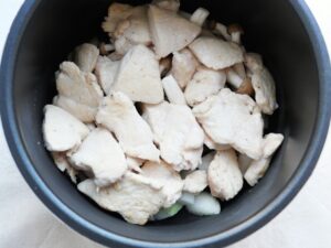 玉ねぎとしめじの上に鶏むね肉を並べた状態