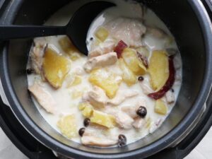 煮込みが終わった電気圧力鍋の内釜。スープにとろみが付いた仕上がり