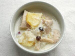 器に盛った鶏むね肉とさつまいものクリーム煮。具沢山で白いとろみのあるスープ