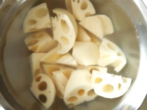 大きめに乱切りしたれんこんを酢水にさらしてアク抜きしている様子