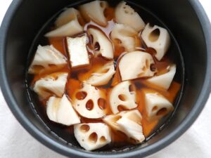 電気圧力鍋の内釜に煮汁を注ぎ終わった状態