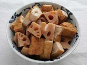 器に盛り付けた厚揚げとれんこんの煮物。電気圧力鍋で煮た照りのある仕上がり