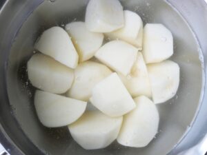 水にさらした一口大より大きめのじゃがいも。電気圧力鍋でケチャップ煮にする下ごしらえ