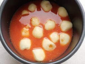 ケチャップと味噌を混ぜた煮汁を注いだ電気圧力鍋の内釜