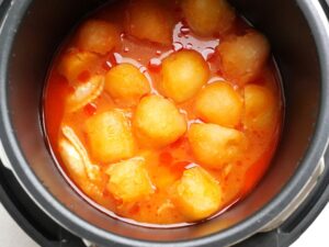 圧力調理後の鶏手羽中とじゃがいも。じゃがいもがやわらかく煮えている