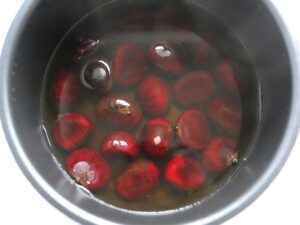 圧力調理後のゆで上がった栗。濃い茶色でやわらかく仕上がった見た目