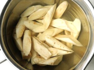 電気圧力鍋で炒め煮にするごぼう。一口大の乱切りにして水にさらしたアク抜き工程