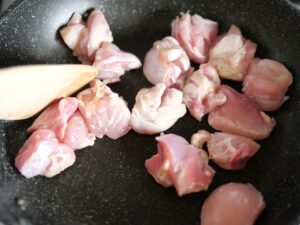 フライパンで鶏もも肉を炒めているところ