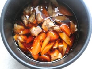 圧力調理が終わってやわらかく煮えた、鶏もも肉・ごぼう・人参
