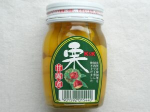 さつまいもの甘煮に添える、栗の甘露煮。瓶詰にされた市販品