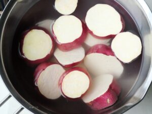 水にさらしたさつまいもの輪切り。電気圧力鍋で甘煮にする下ごしらえ工程