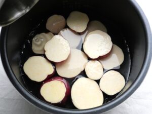 電気圧力鍋の内釜に水・砂糖・みりん・栗の甘露煮のシロップの煮汁を注いだところ