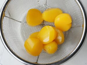 ざるに上げてシロップを切った、甘露煮の栗