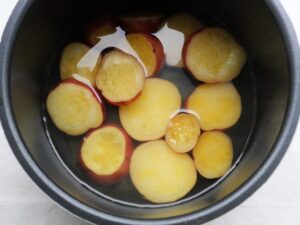 圧力調理が終わって、やわらかく煮えたさつまいも。黄金色の仕上がり