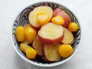電気圧力鍋で作ったさつまいもと栗の甘煮。栗の甘露煮が彩りを添え、つやのある見た目