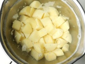 水にさらした角切りじゃがいも