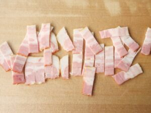 まな板の上で短冊切りにしたベーコン