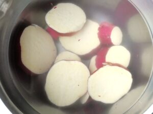 皮ごと輪切りにして水にさらしたさつまいも。電気圧力鍋で煮物にする下ごしらえ工程