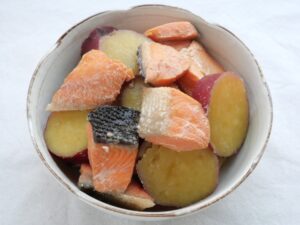 器に盛り付けた塩鮭とさつまいもの煮物。鮭はふっくら、さつまいもはしっとりやわらかな秋冬おかず