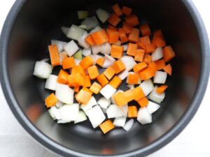 電気圧力鍋の内釜に玉ねぎ・人参を入れたところ