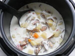 煮込みを止めて完成したクラムチャウダー。白くさらりとしたスープ