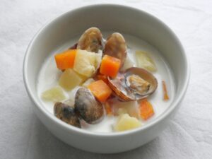 電気圧力鍋で作ったクラムチャウダーの完成写真。あさり、じゃがいも、人参がゴロゴロ入った具沢山スープ