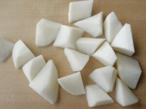 乱切りにした大根をまな板に並べた様子