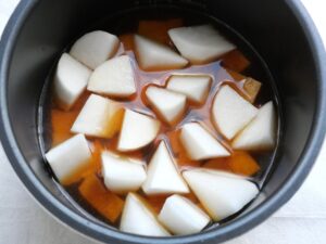 電気圧力鍋の内釜に煮汁を入れ終わったところ