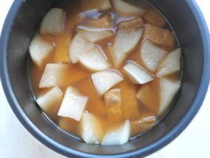 圧力調理後、内釜の中で冷ましている厚揚げと大根の煮物