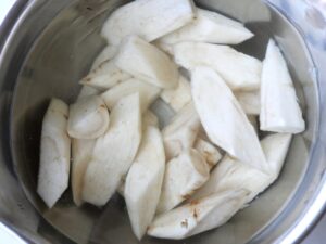乱切りにしたごぼうを、酢水にさらしてアク抜きしている様子（ボウル）