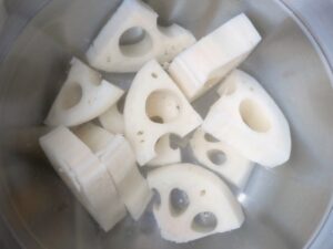 厚めのいちょう切りにしたれんこんを酢水に浸けている様子（ボウル）