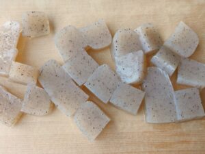 アク抜き済みのこんにゃくを角切りにして、まな板に並べている様子