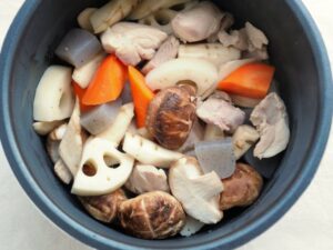 電気圧力鍋の内釜に炒めた筑前煮の具材を入れたところ