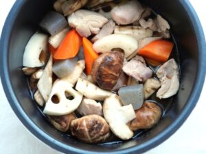 電気圧力鍋の内釜に煮汁を注ぎ終わったところ。具材が煮汁から飛び出た状態